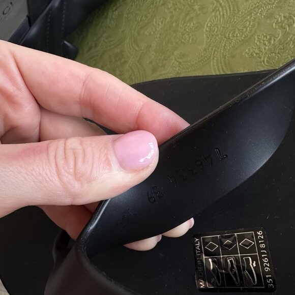 NEW GUCCI  Rubber Chevron Logo Embossed L Thong Platform Sandals Sz 39 Black - Picture 6 of 6